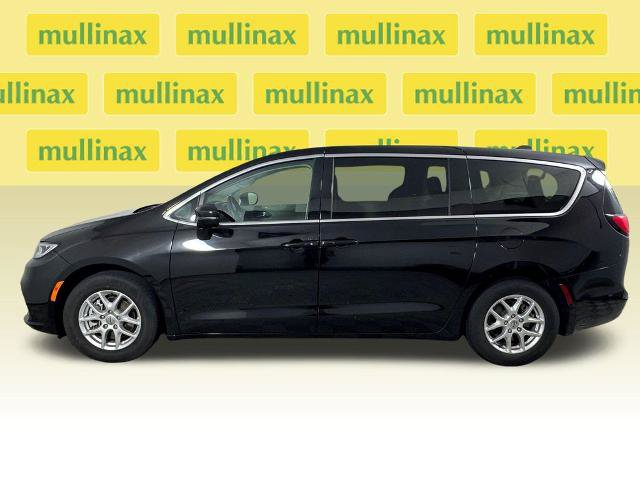 Used 2024 Chrysler Pacifica Touring-L FWD image 12