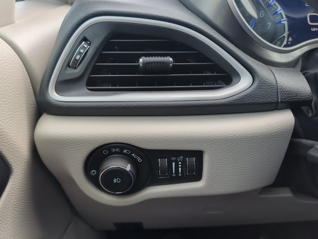 Used 2024 Chrysler Pacifica Touring-L FWD image 21