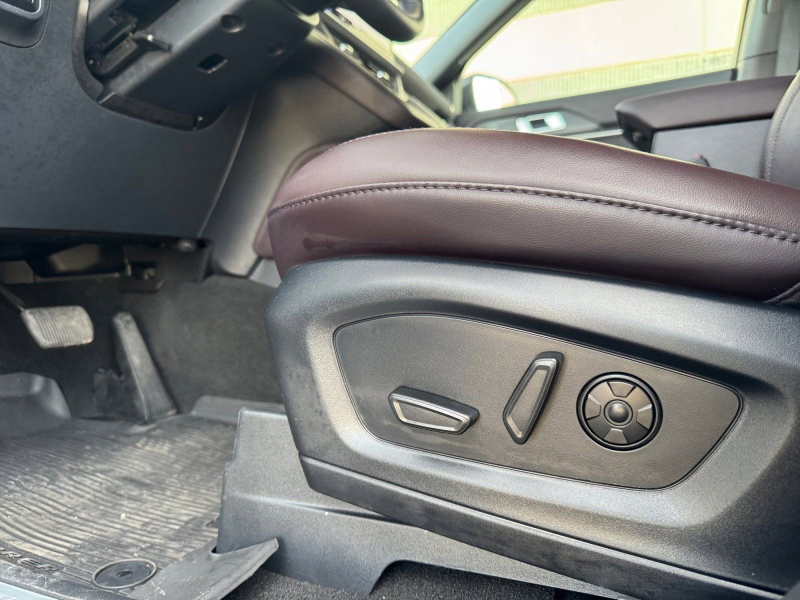 Certified 2025 Ford Explorer Platinum image 19