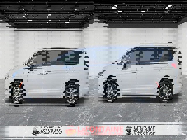 Used 2022 Chrysler Voyager LX image 2