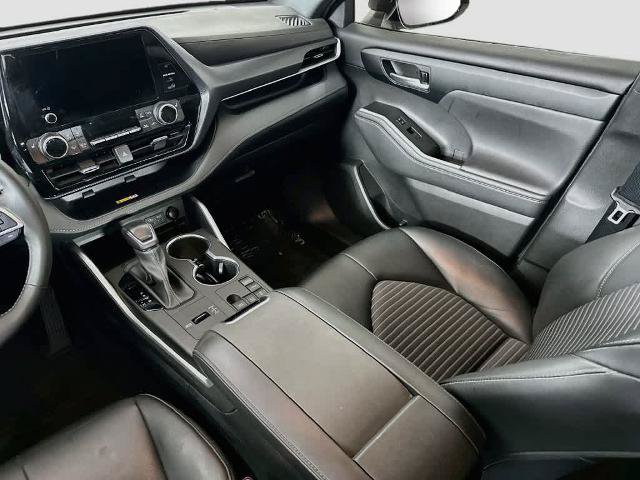 Used 2023 Toyota Highlander XSE FWD image 11