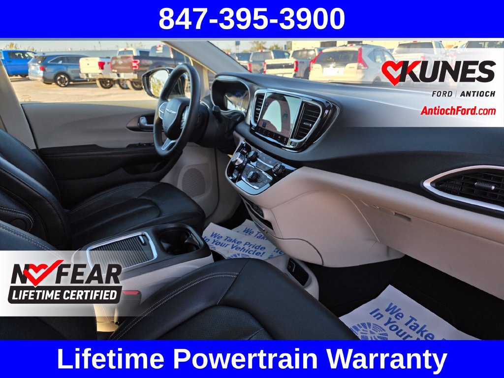 Used 2024 Chrysler Pacifica Touring-L FWD image 32