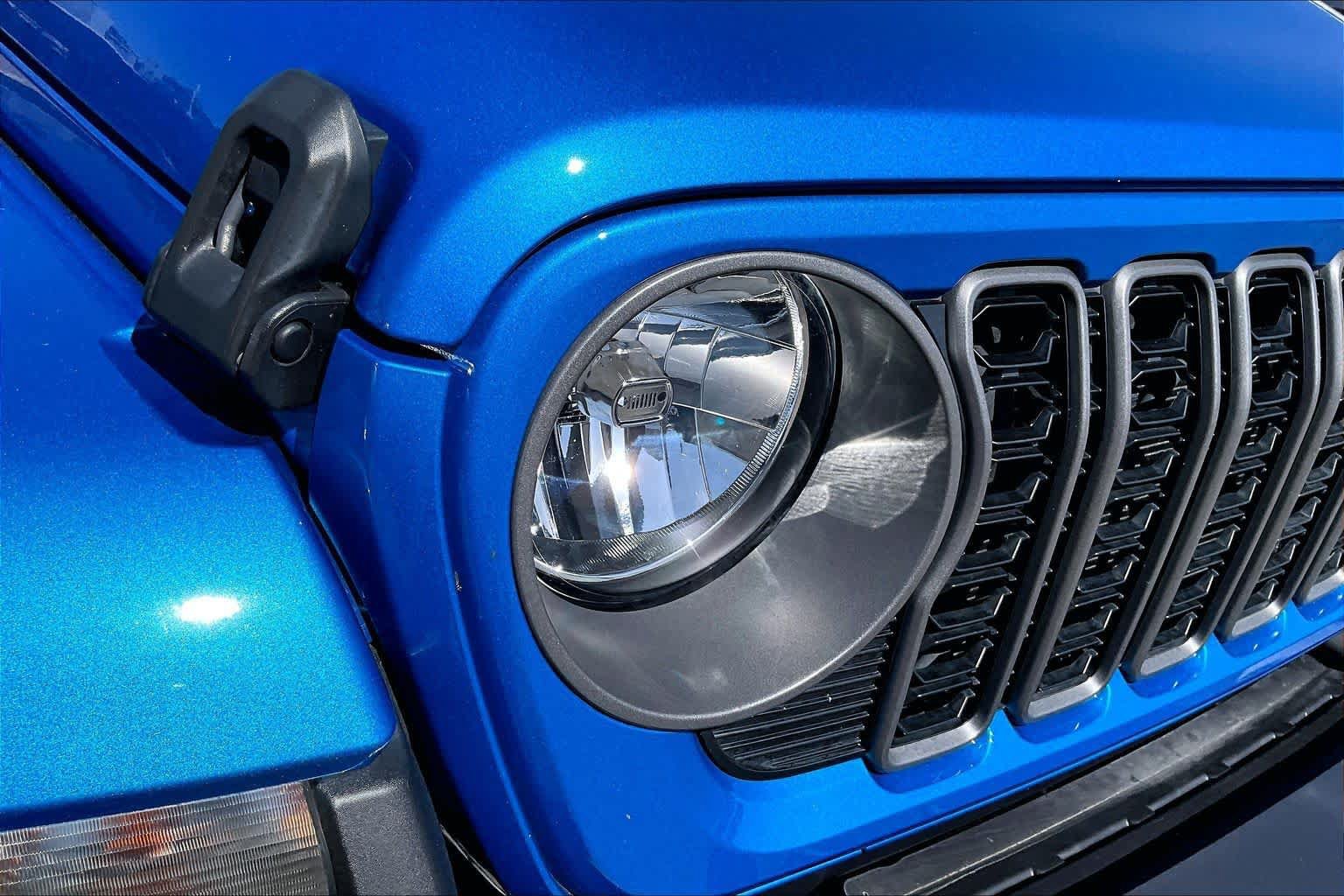 Used 2025 Jeep Gladiator Sport AWD/4WD image 27