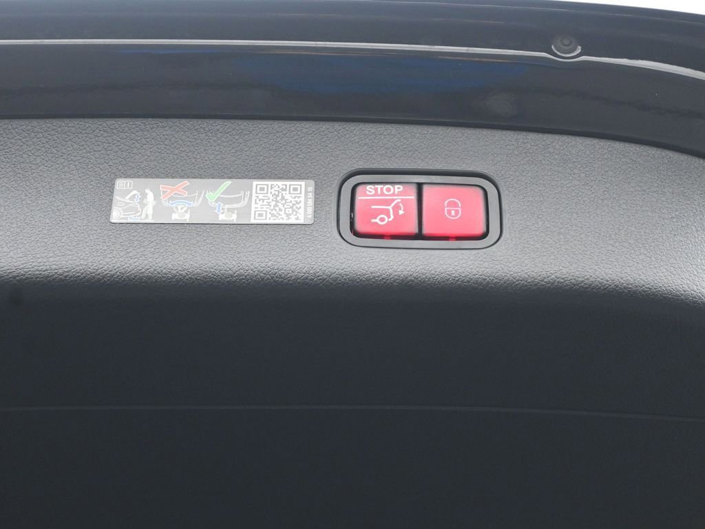 Used 2025 Mercedes-Benz GLC 300 image 25