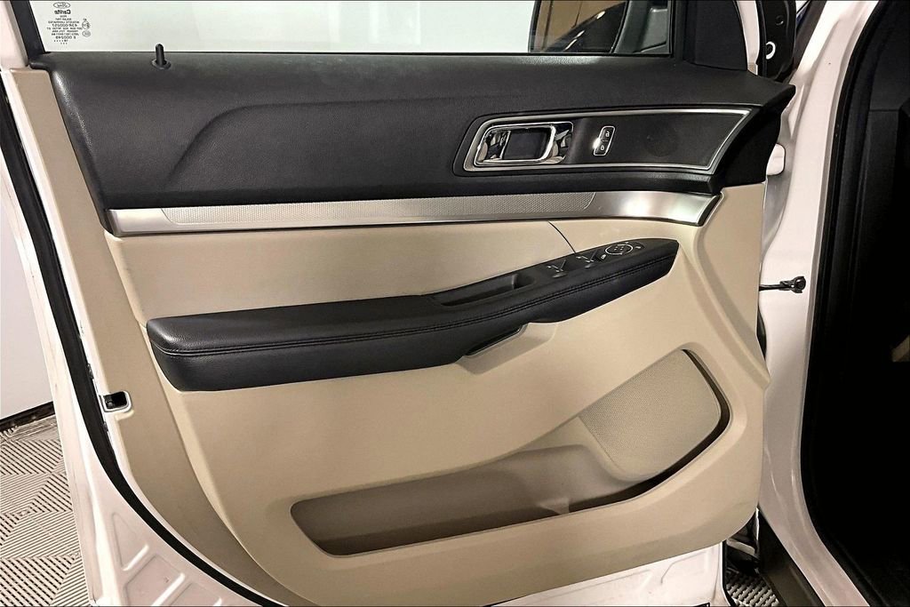 Certified 2019 Ford Explorer XLT w/ Equipment Group 202A FWD image 17