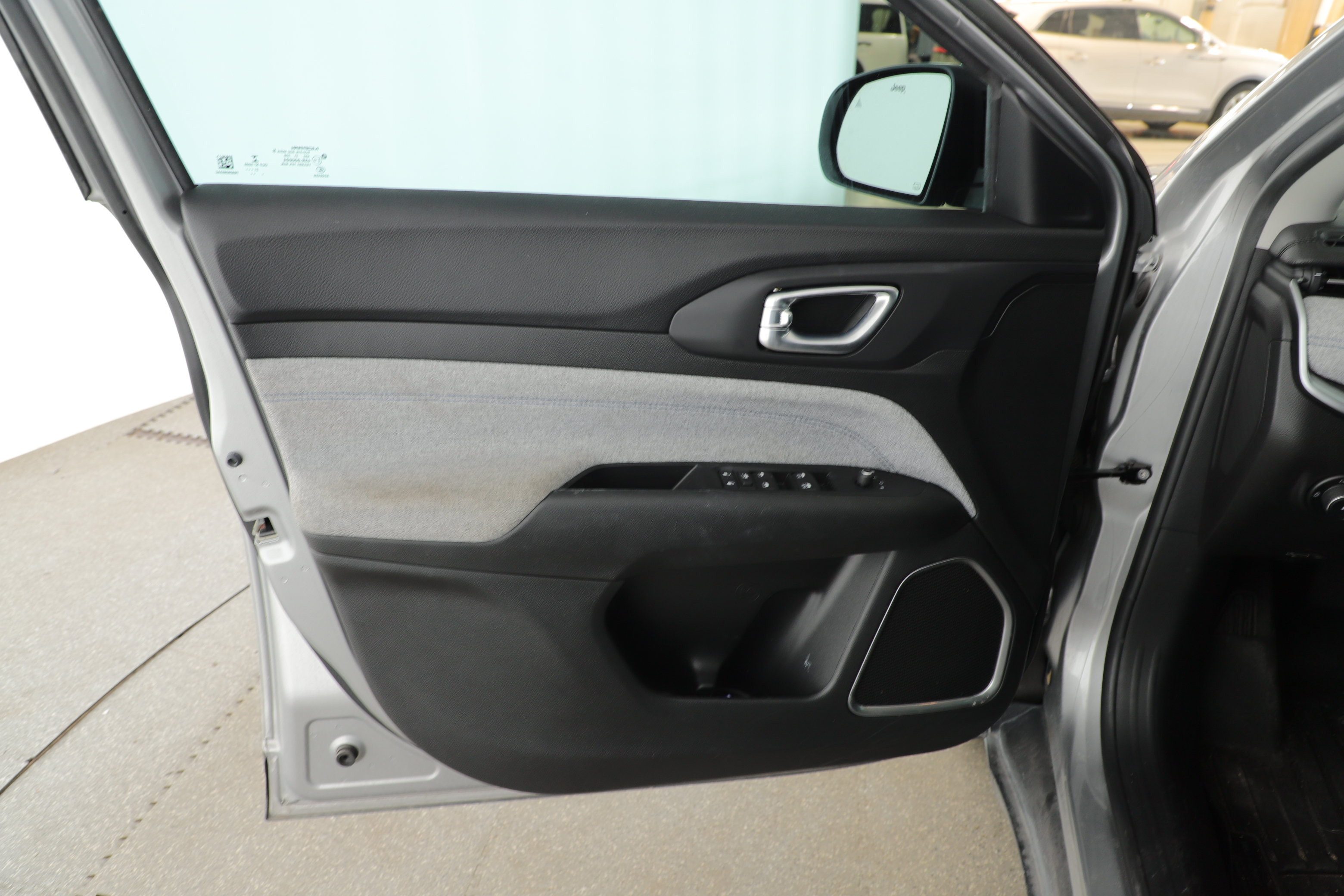 Used 2022 Jeep Compass Latitude FWD image 8