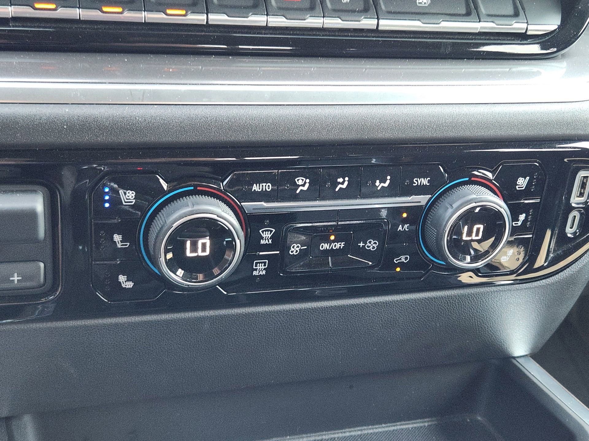 Used 2023 Chevrolet Silverado 1500 High Country w/ High Country Premium Package image 23