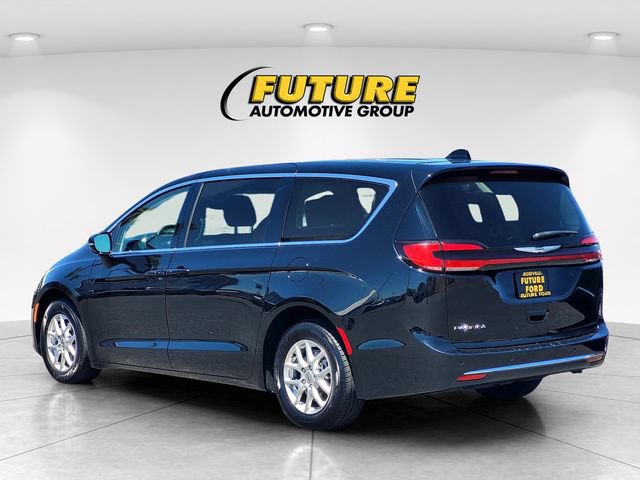 Used 2024 Chrysler Pacifica Touring-L FWD image 6