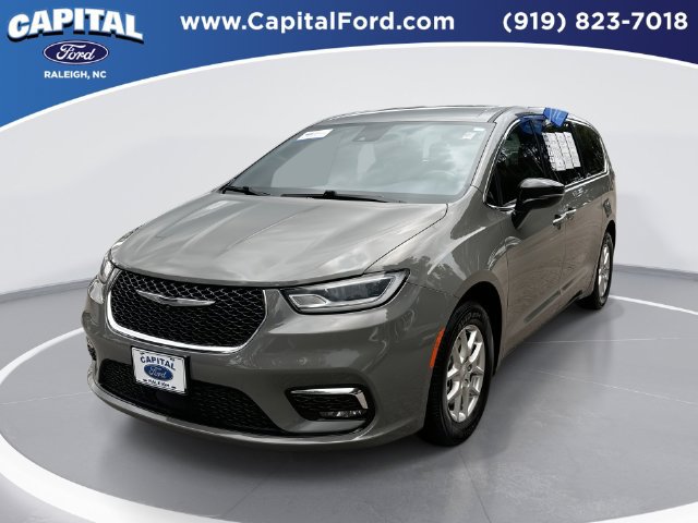 Used 2025 Chrysler Pacifica Select