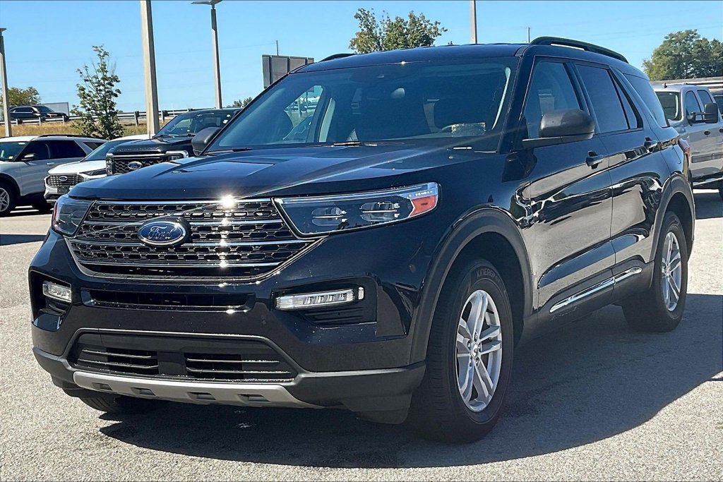 Certified 2023 Ford Explorer XLT w/ Equipment Group 202A AWD/4WD image 3