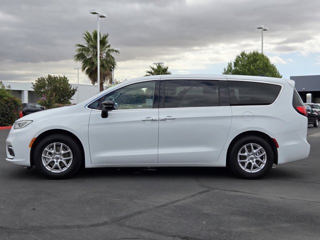 Used 2024 Chrysler Pacifica Touring-L FWD image 7