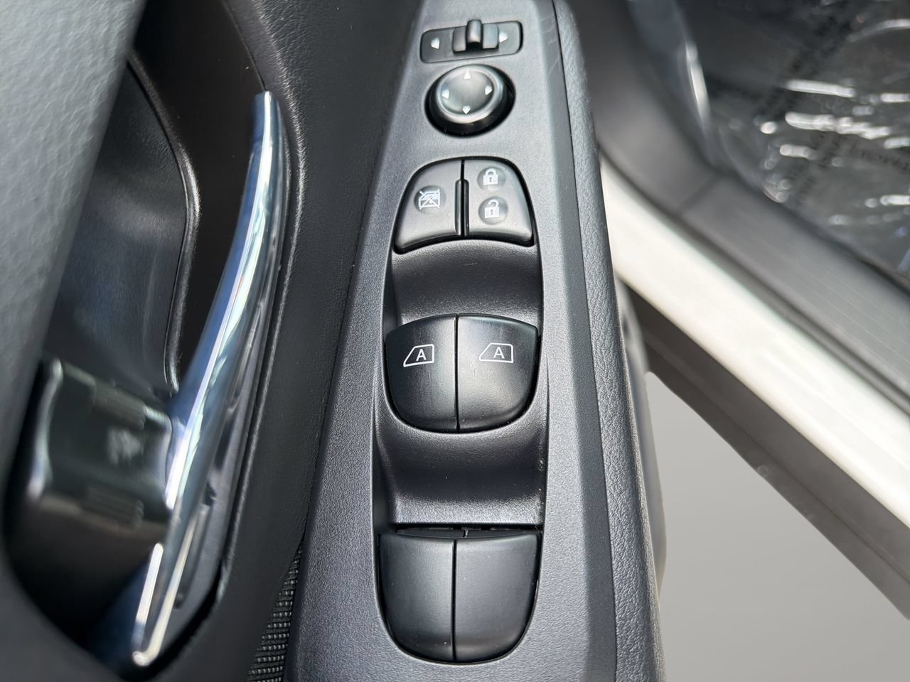 Used 2024 Nissan Kicks SV FWD image 17