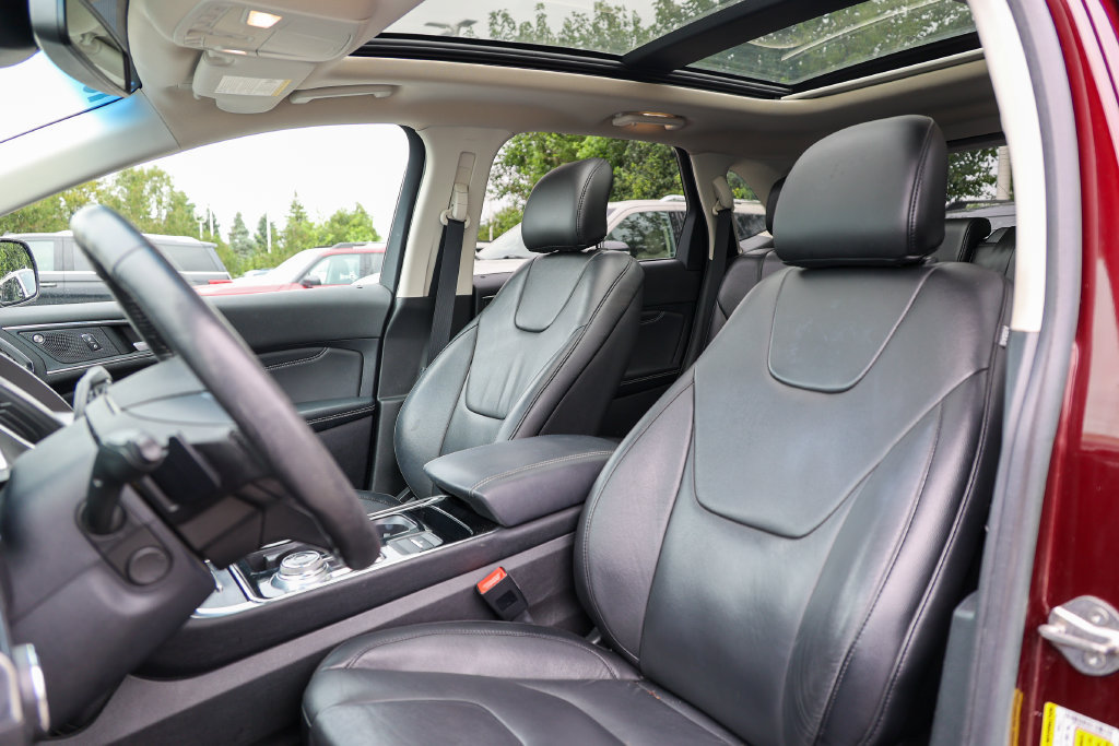 Certified 2019 Ford Edge Titanium w/ Cold Weather Package AWD/4WD image 33