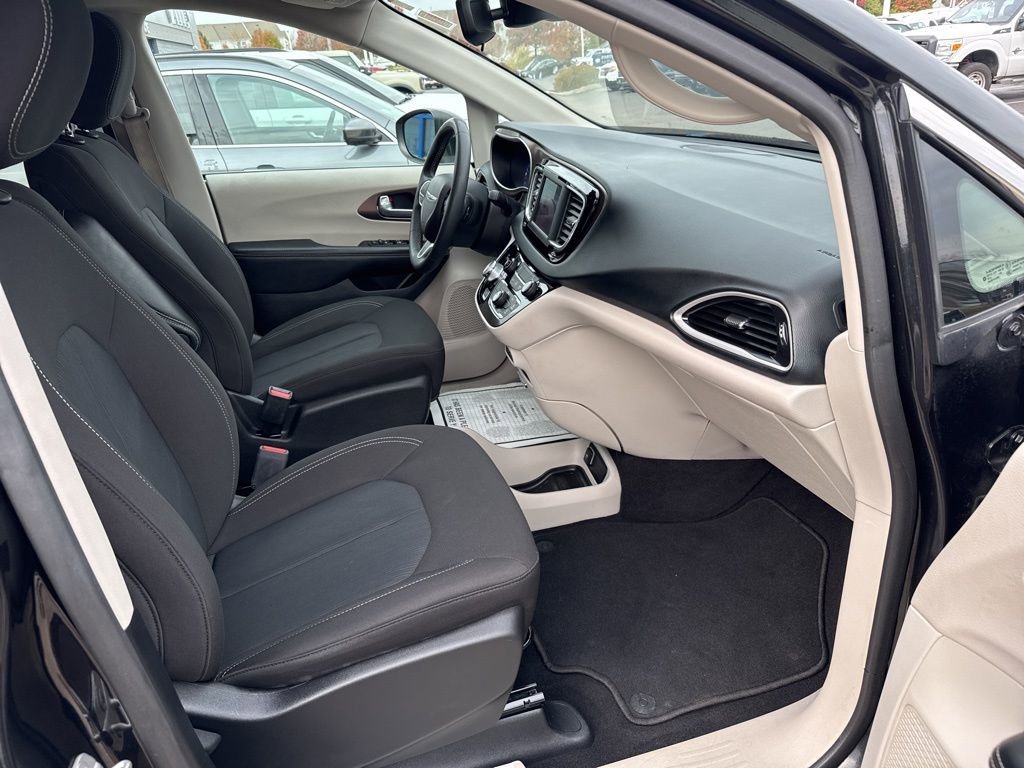 Used 2023 Chrysler Voyager LX image 32
