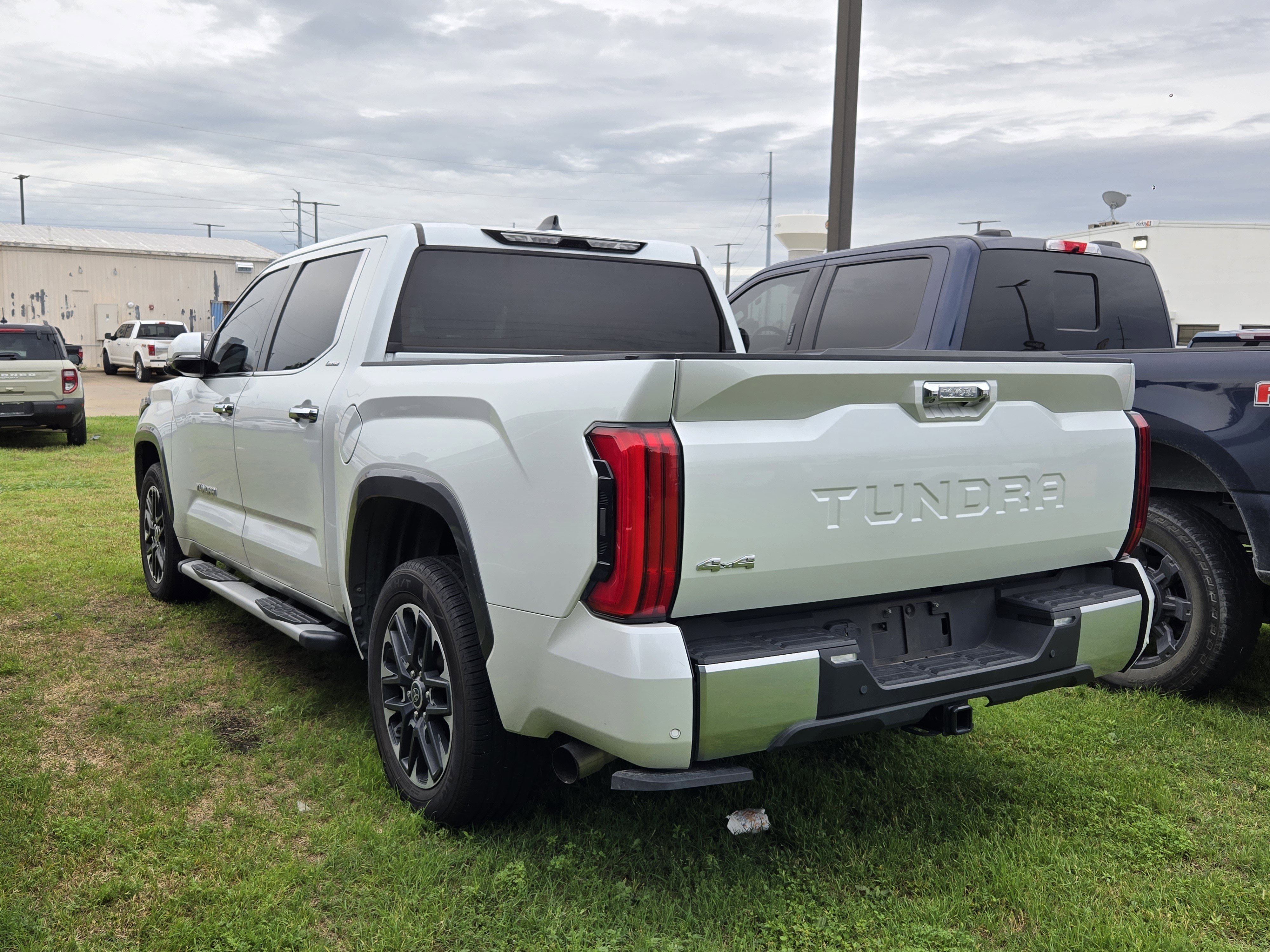 Used 2023 Toyota Tundra Limited w/ Power Package AWD/4WD image 4