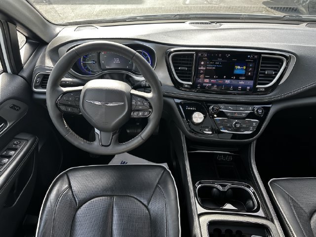 Used 2024 Chrysler Pacifica Premium FWD image 13