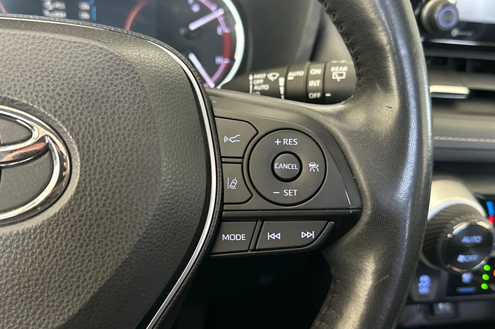 Used 2019 Toyota RAV4 Limited w/ Advanced Technology Package AWD/4WD image 27