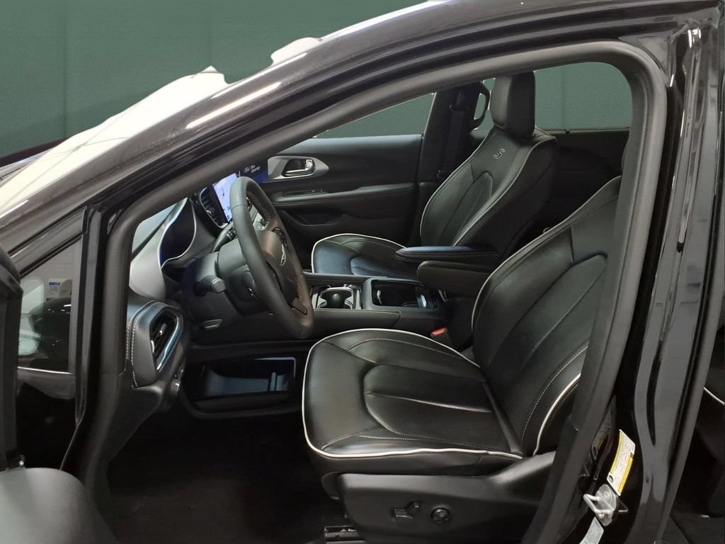 Used 2025 Chrysler Pacifica Limited FWD image 26