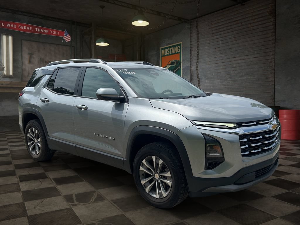 Used 2025 Chevrolet Equinox LT w/ Convenience Package II FWD image 2