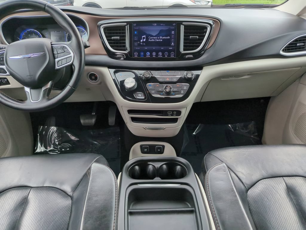 Used 2018 Chrysler Pacifica Touring-L FWD image 17