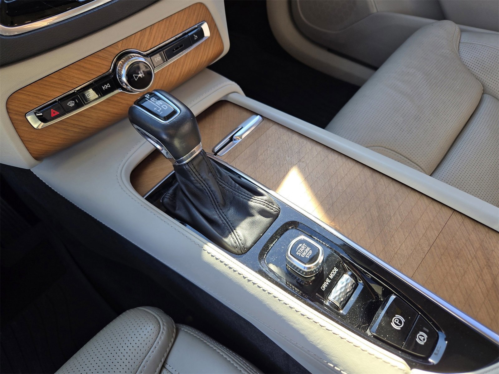 Used 2019 Volvo XC90 T6 Inscription w/ Protection Package Premier image 18