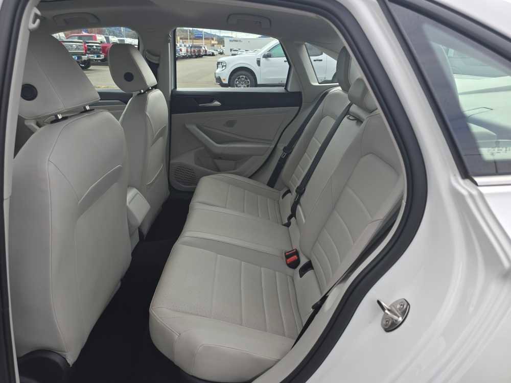 Used 2023 Volkswagen Jetta SE image 17