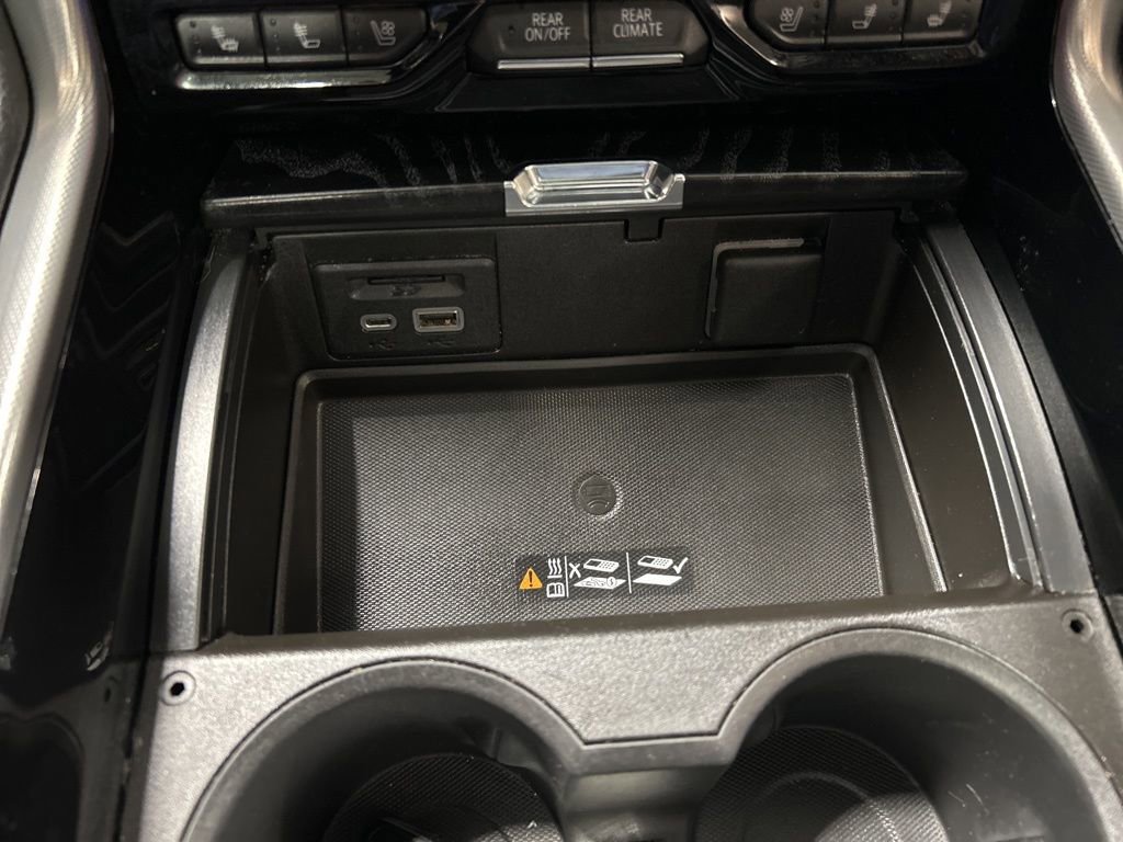 Used 2021 GMC Yukon Denali w/ Denali Premium Package image 24