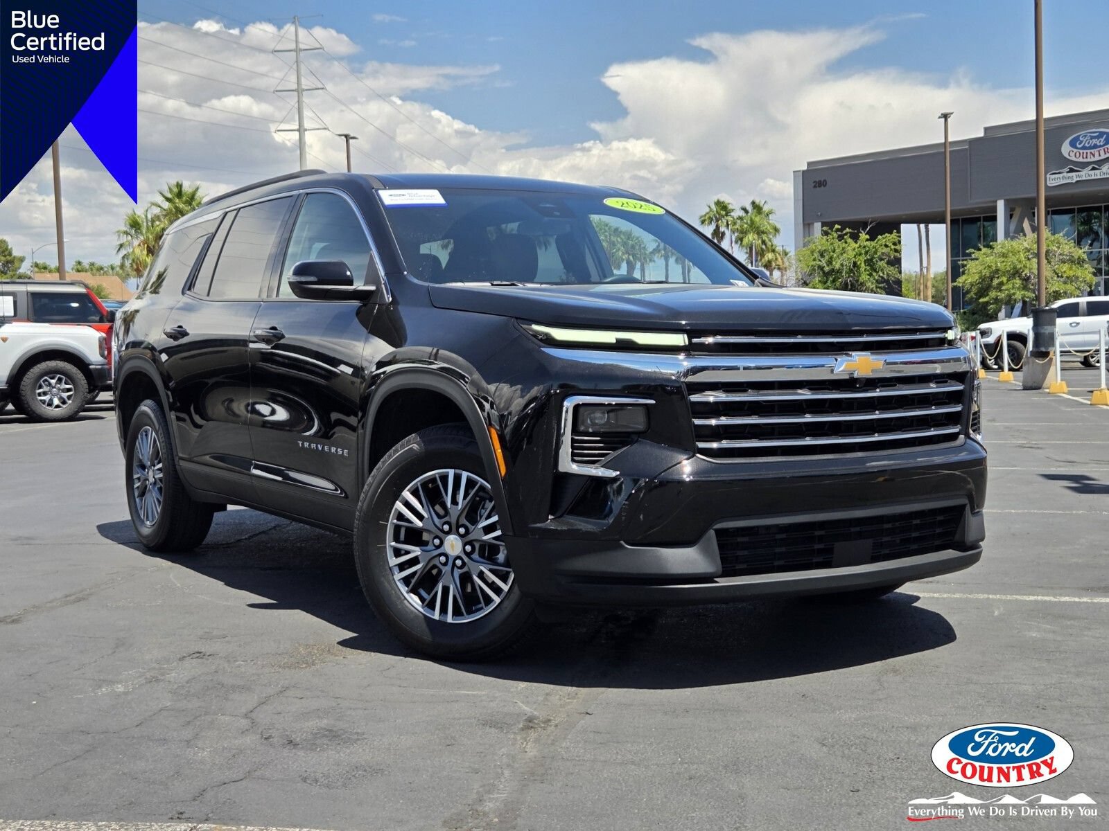 Used 2025 Chevrolet Traverse LT FWD image 1
