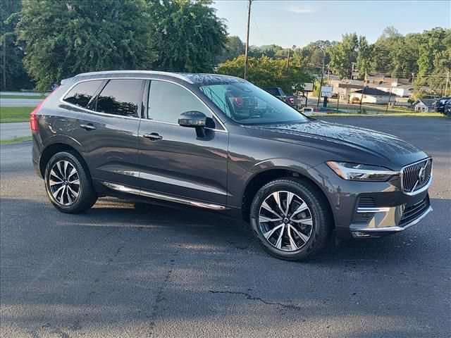 Used 2023 Volvo XC60 B5 Plus FWD image 2