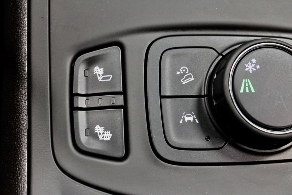 Used 2024 GMC Terrain SLE w/ Driver Convenience Package FWD image 4