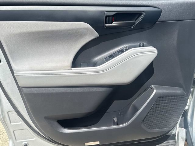 Used 2023 Toyota Highlander L FWD image 26