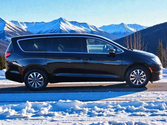 Used 2024 Chrysler Pacifica Select image 2