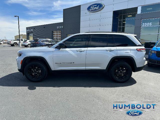 Used 2024 Jeep Grand Cherokee Altitude AWD/4WD image 8