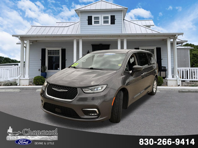 Used 2023 Chrysler Pacifica Touring-L FWD image 2