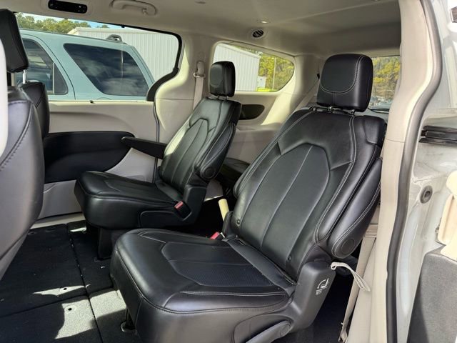 Used 2024 Chrysler Pacifica Touring-L image 5