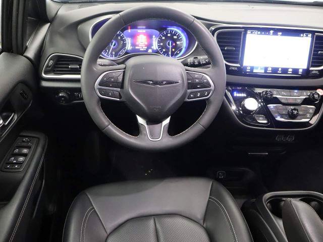 Used 2025 Chrysler Pacifica Select