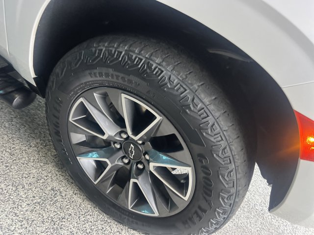 Used 2024 Chevrolet Tahoe Z71 w/ Luxury Package AWD/4WD image 4