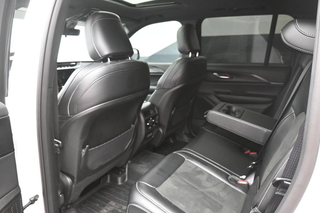 Used 2025 Jeep Grand Cherokee Altitude RWD image 2