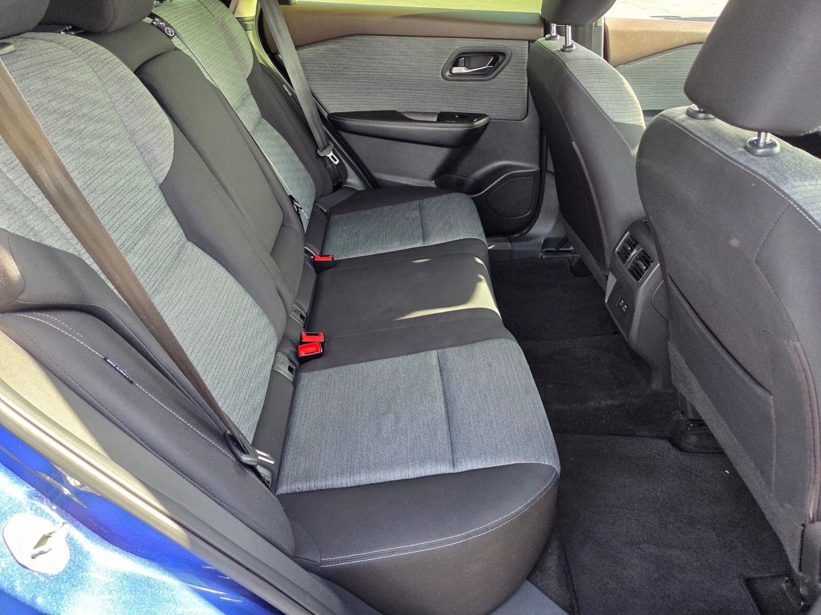 Used 2023 Nissan Rogue SV image 14