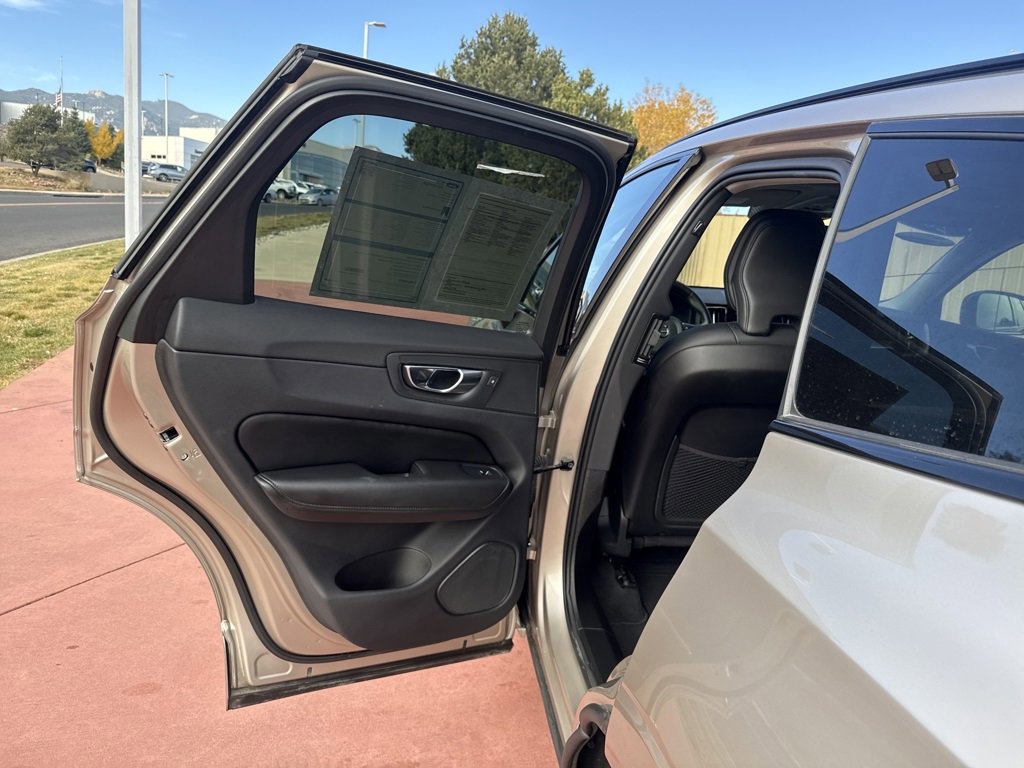 Used 2025 Volvo XC60 B5 Core image 17