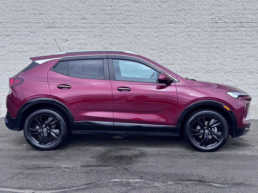 Used 2025 Buick Encore GX Sport Touring image 2