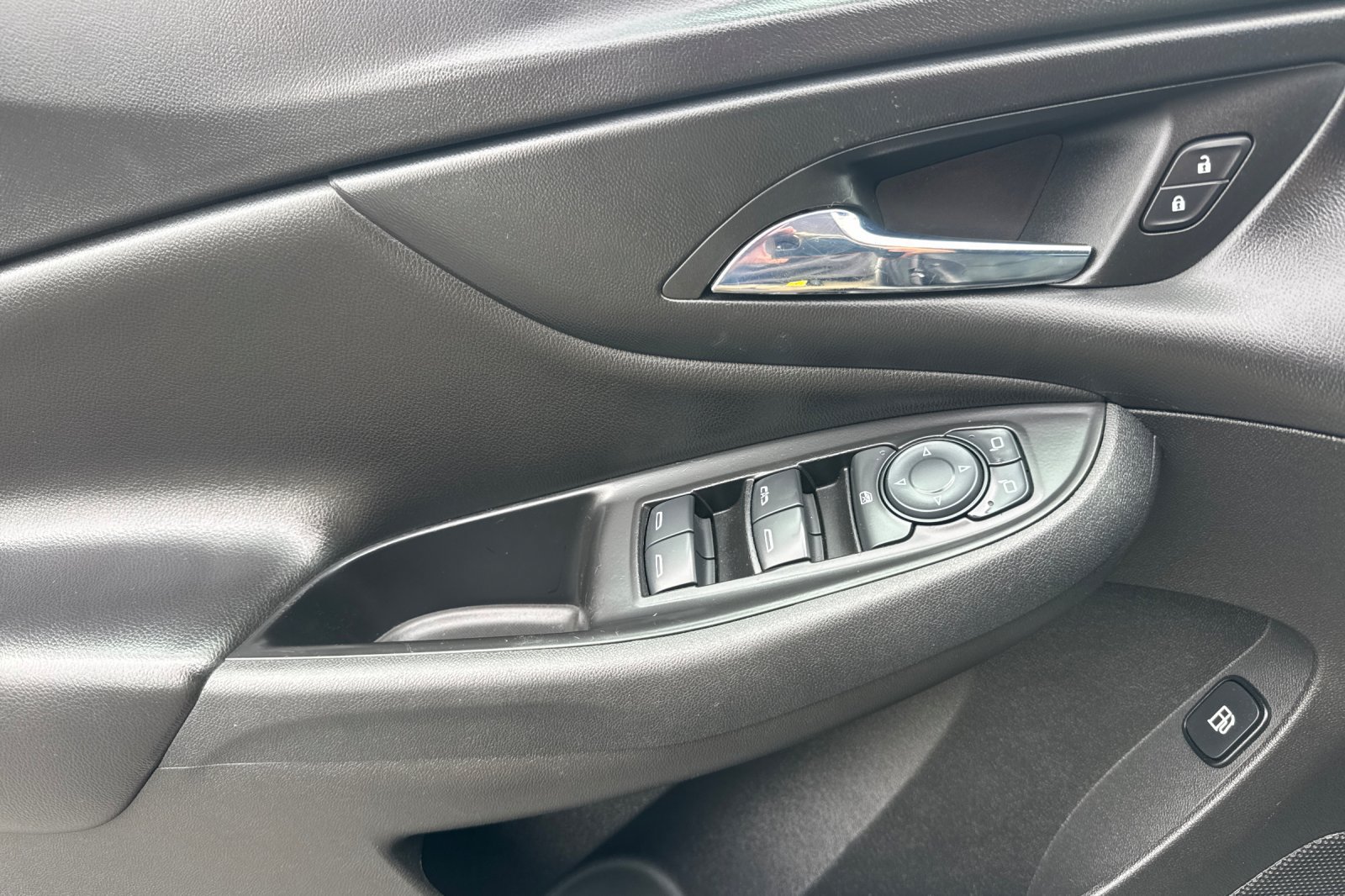Used 2017 Chevrolet Volt Premier w/ Driver Confidence II Package FWD image 11