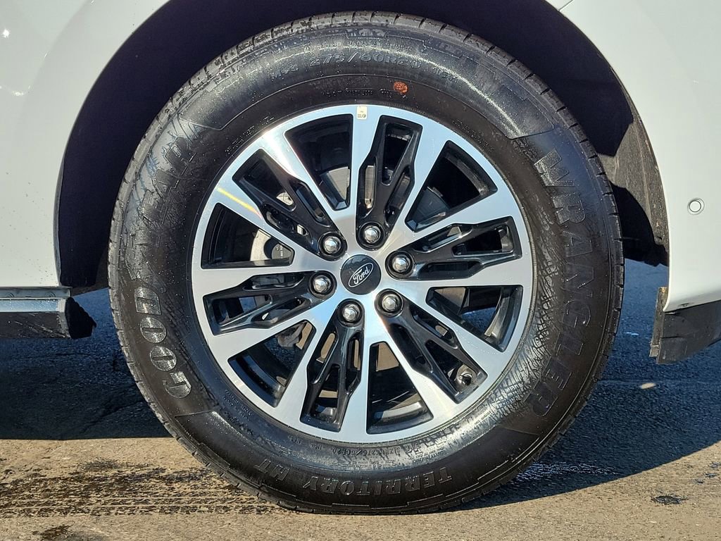 Certified 2025 Ford Expedition Max Platinum image 9