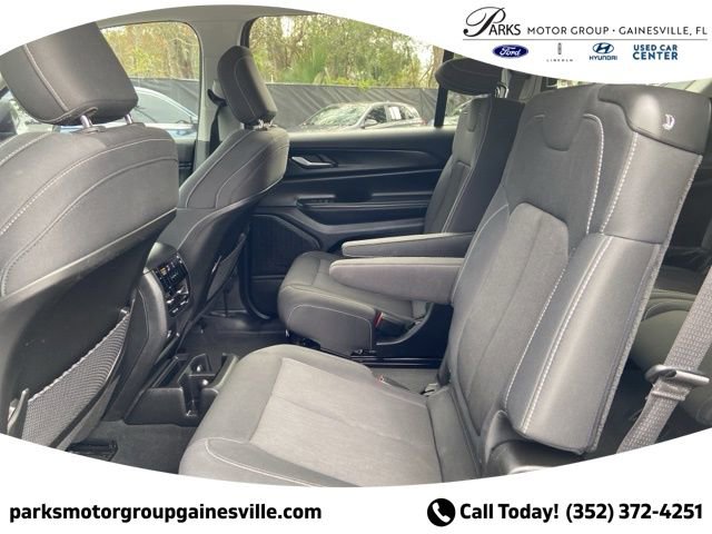 Used 2023 Jeep Grand Cherokee L Laredo image 12