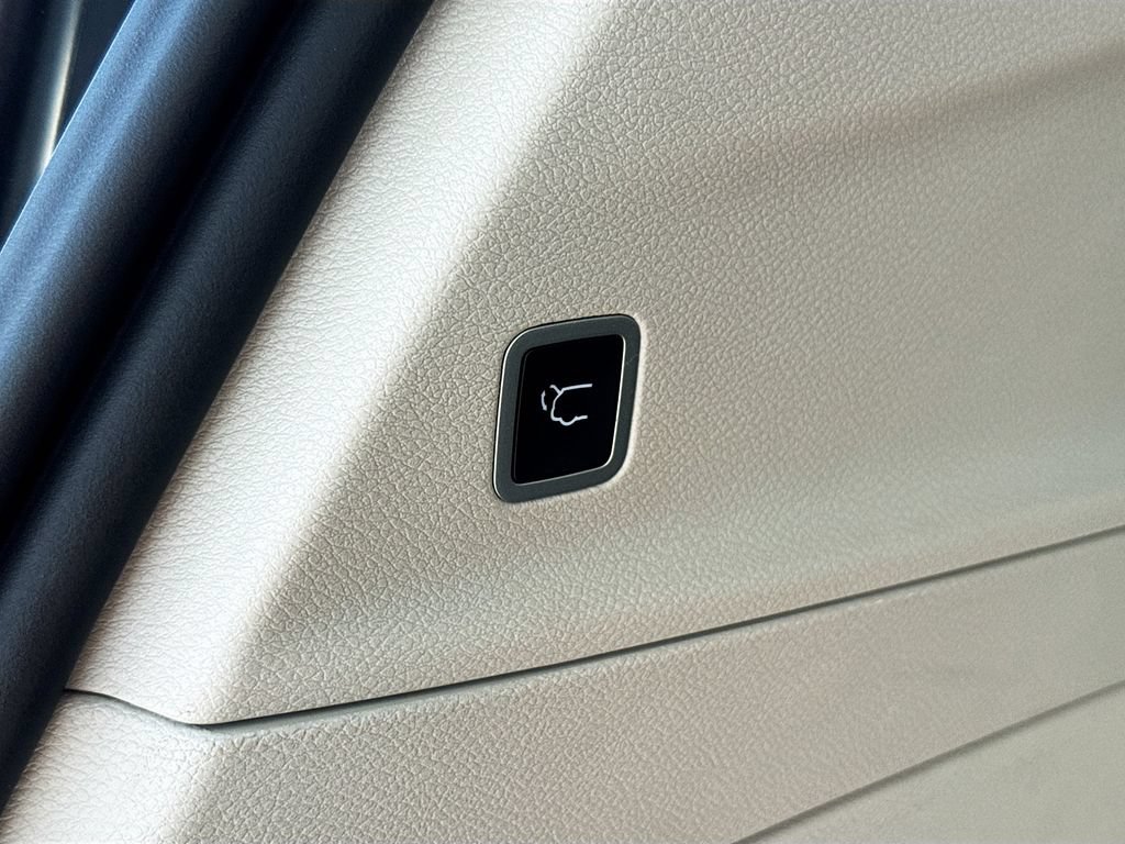 Used 2023 Chrysler Voyager LX FWD image 27