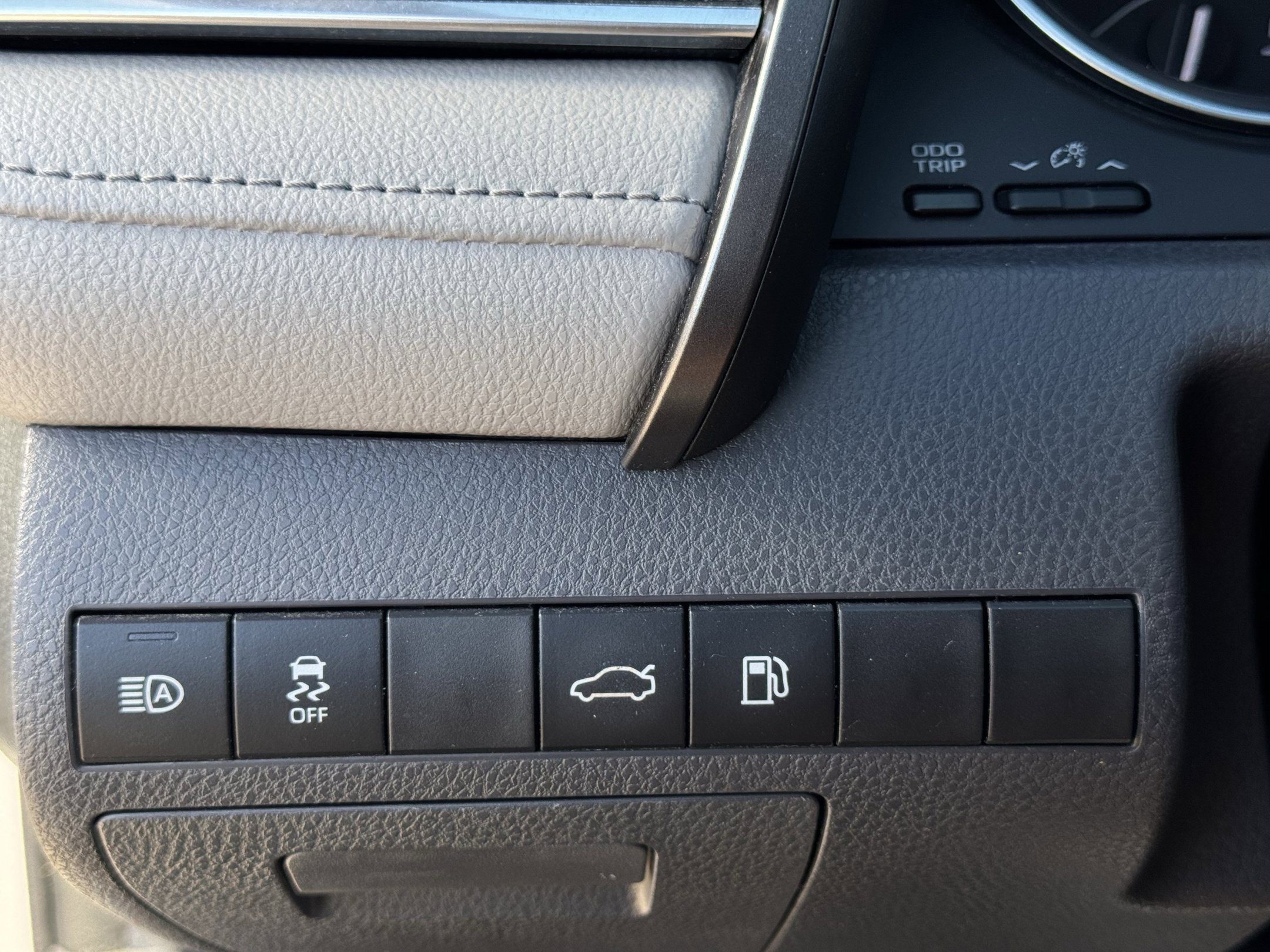 Used 2018 Toyota Camry SE FWD image 25