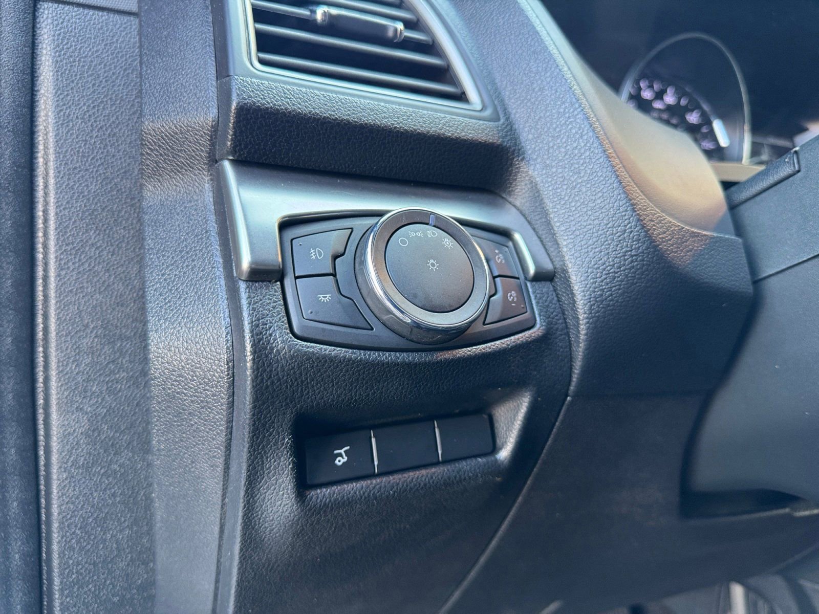 Certified 2018 Ford Explorer XLT w/ Equipment Group 202A image 20