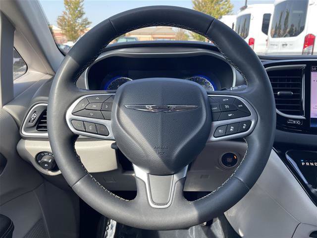 Used 2024 Chrysler Pacifica Touring-L FWD image 12