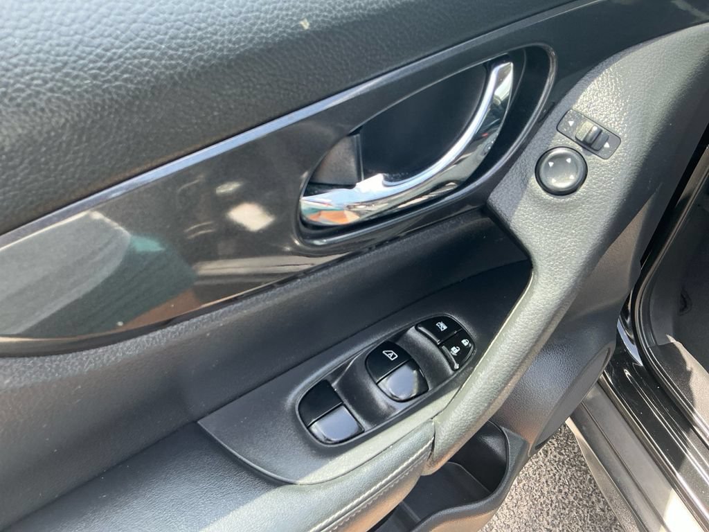 Used 2018 Nissan Rogue SV FWD image 16