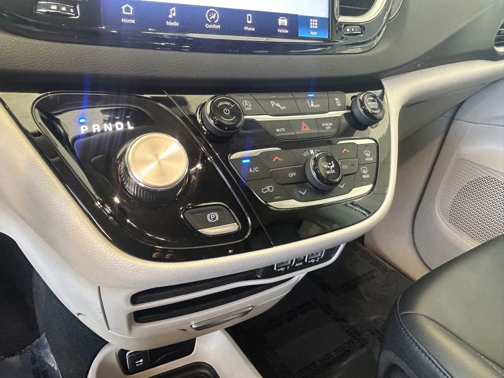 Used 2024 Chrysler Pacifica Touring-L image 36
